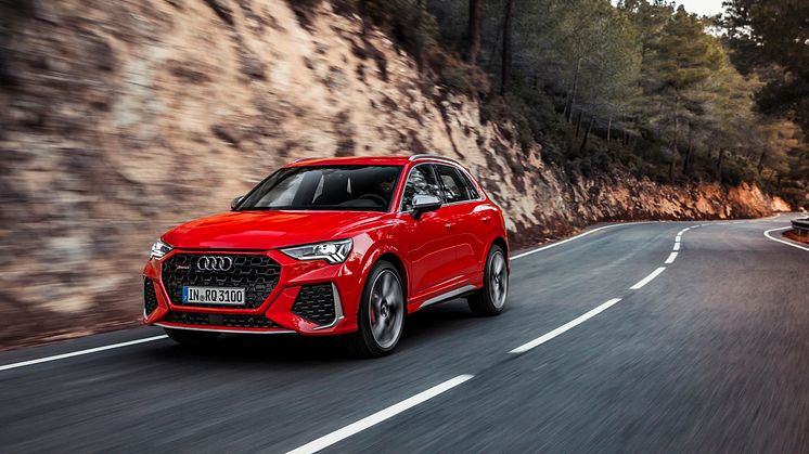 Audi RS Q3 (tangorød)