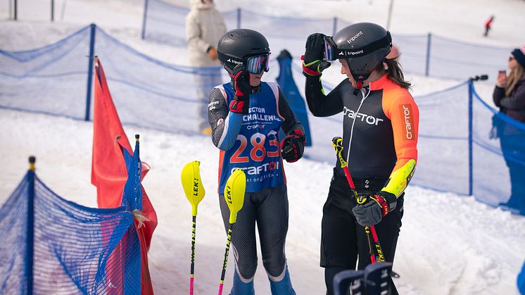 Sara Hector utmanar deltagare i parallellslalom