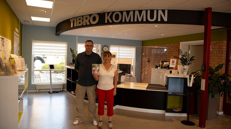 Tibro kommuns säkerhetschef Ola Johansson och kommunikatören Christina Froh uppmanar alla kommuninvånare att stärka sin beredskap genom att ta del av informationen i broschyren "Trygg i Tibro" och öva på egenberedskap under årets beredskapsvecka.