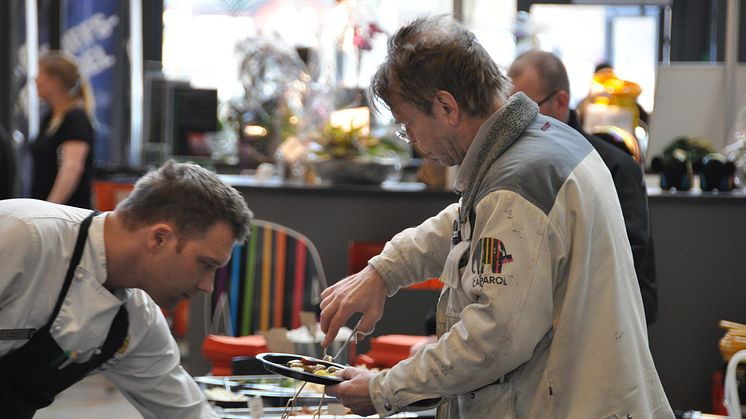 Börje Salming och Malmös måleri- och putsproffs invigde Caparols nya butik i Malmö.