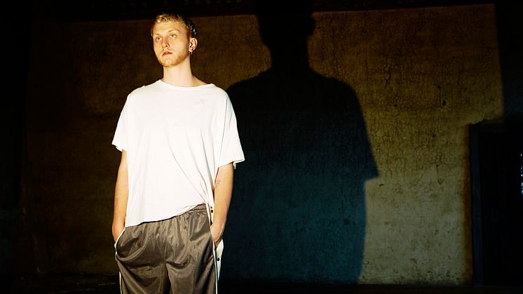 ​Elias bryter barriärer med ny singel - ”Tearing Down The Walls”