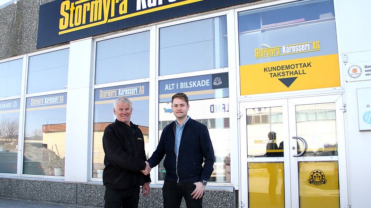 Bodø: Daglig leder Stig Franzen fra Stormyra Karosseri og Ass. Konsernleder Fredrik Nordvik fra Nordvik Gruppen og. Foto: Nordvik Gruppen.