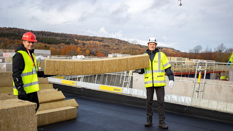 Thomas Ekelind från ROCKWOOL (till vänster) och Mikael Blomquist från MB-Tak (till höger) samarbetar för ökad återvinning.