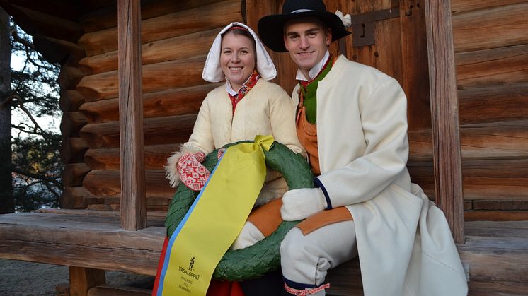 Kransmasen Victor och kranskullan Viktoria tar emot segrarna i TjejVasan och Vasaloppet 2015!