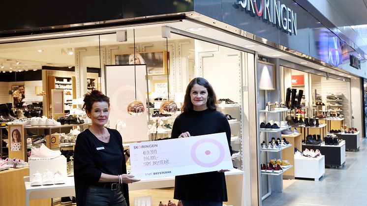 På vegne af alle Skoringens butikker overrakte butikschef Helle Hult (tv) fra Skoringens butik i Rødovre Centrum donationen på  216.000 kr. til Lotte Rask (th) fra Støt Brysterne. 