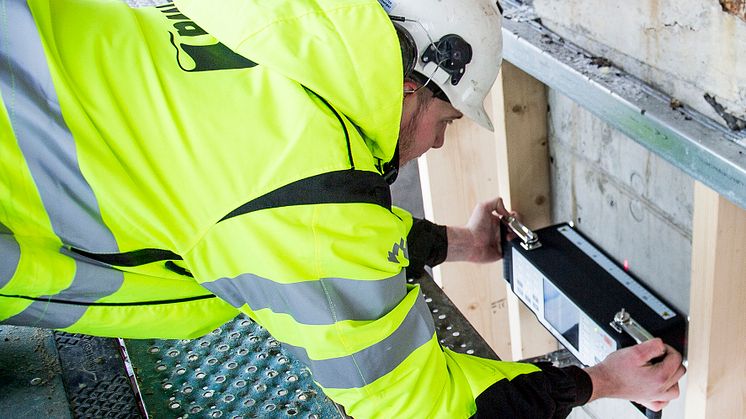 Sporing av armering i betong med ultralydapparatet MIRA. (Foto: Kiwa)