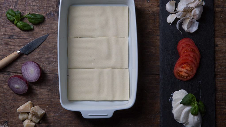 Lasagneplatene får perfekt plass i den nye og smarte lasagneformen vår.
