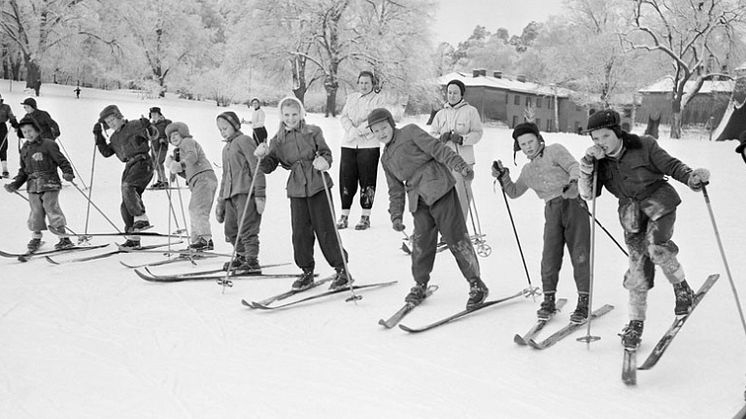 Skidskola i Hagaparken, Stockholm, 1953. Foto: Jan Ehnemark/Digitala Stadsmuseet