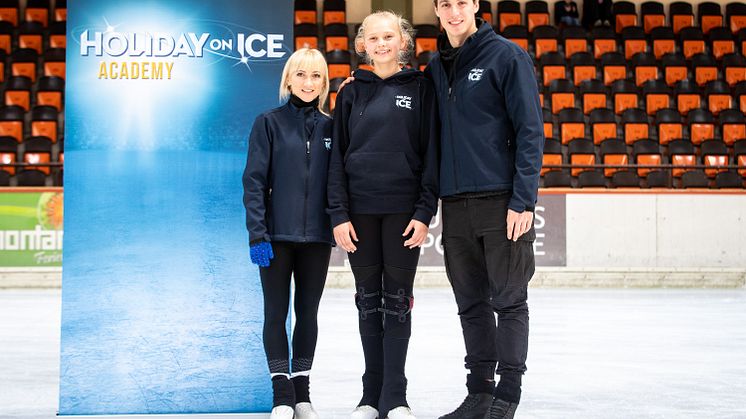 Frankfurter Nachwuchstalent Lena Sommer trainierte bei HOLIDAY ON ICE ACADEMY mit Idolen Aljona Savchenko und Bruno Massot  