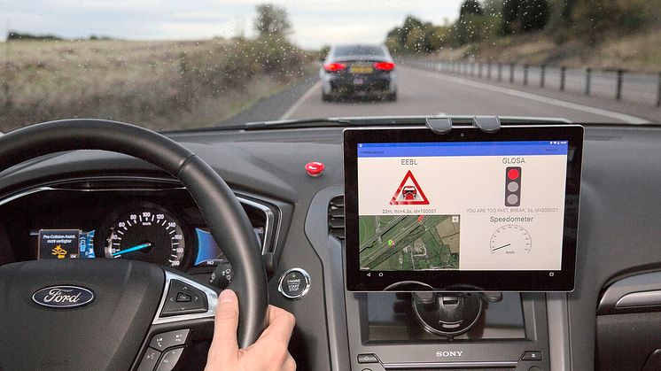 Na vozech značky Ford se zkouší technologie, která pomáhá řidičům využívat „zelenou vlnu“ na semaforech