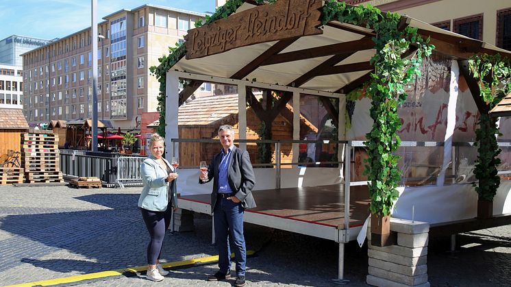 Christin Hultsch (Catering AS GmbH) und Dr. Walter Ebert (Leiter des Marktamtes)