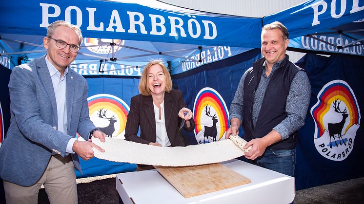 Till vänster: Polarbröds vd Anders E Johansson. Mitten: Polarbröds koncern-vd Karin Bodin. Till höger: Niclas Lundqvist, platschef Bredbyn.