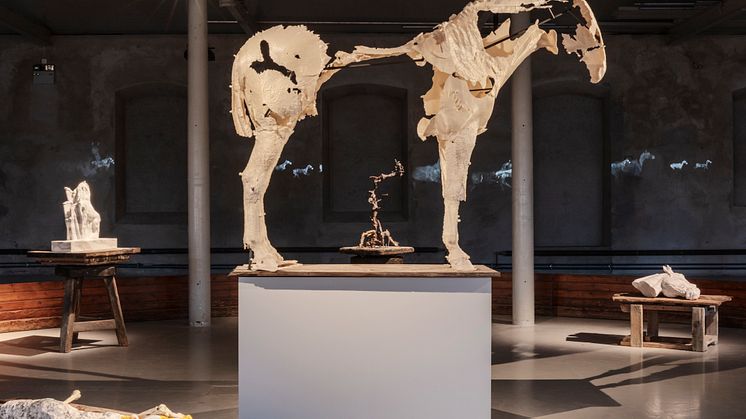 Installationsvy med "Cheval Blanc" (Tove Kjellmark, 2022) i förgrunden. 
