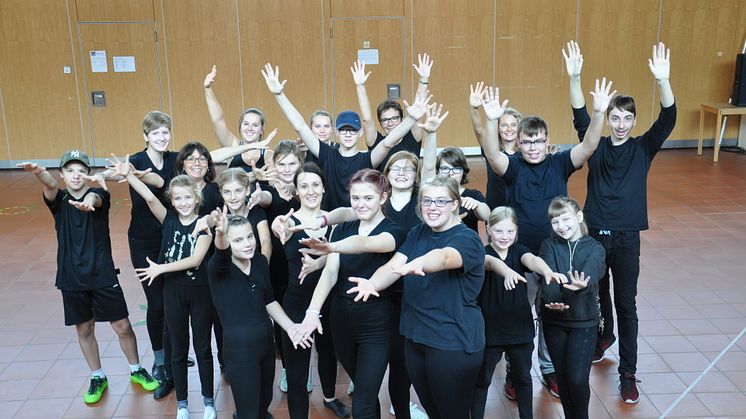 Präsentation zum Abschluss: Die inklusive Tanzgruppe mit Mira Schimanski (Mitte).