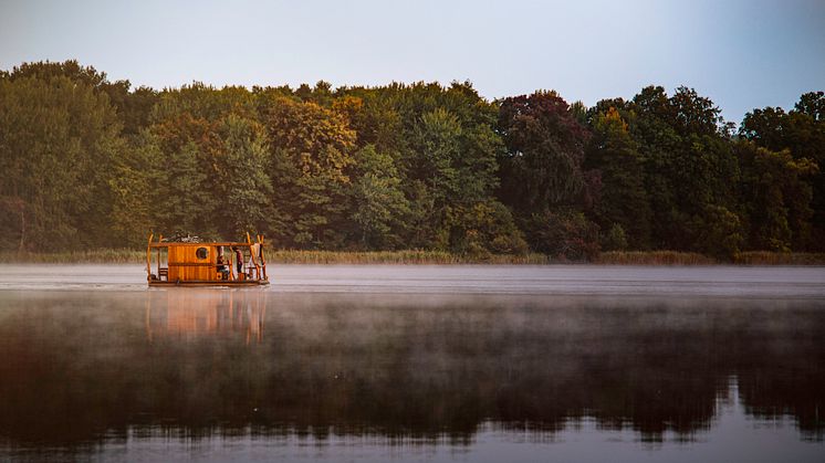 Ganz nah an der Natur und nicht weit weg von Berlin ist man in Brandenburg bei einer Tour mit dem Floß. Foto: TMB-Fotoarchiv/Madlen Krippendorf.