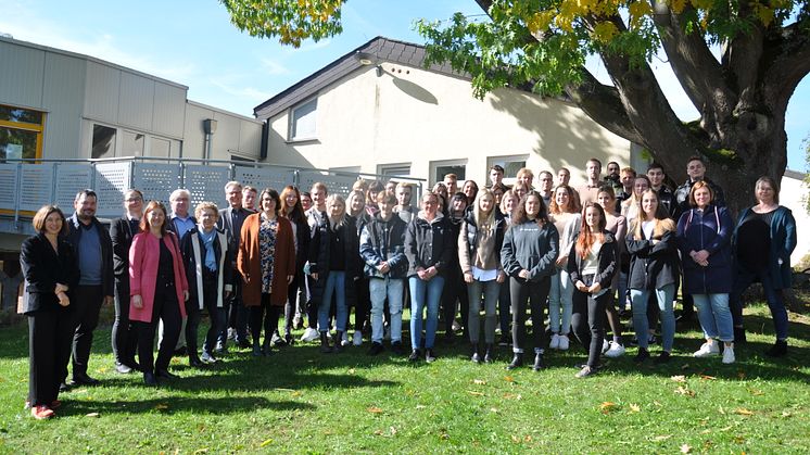 Freudiger Start ins Studium: Die neuen Erstsemester auf dem Hephata-Campus mit Vertreter*innen von Hochschule, Landeskirche, Stadt Schwalmstadt und Hephata Diakonie. 