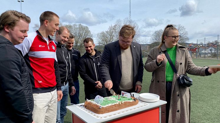 Feirer oppgraderingen med kunstgresskake: Fra venstre Truls Vestnes og Guttorm Grønli (OSI), Andreas Eskelund, Svein Olav Sturlason og Tobias Fjelde (SiO), Marius Torsvoll (Velferdstinget) og Stine Johannessen (SiO).