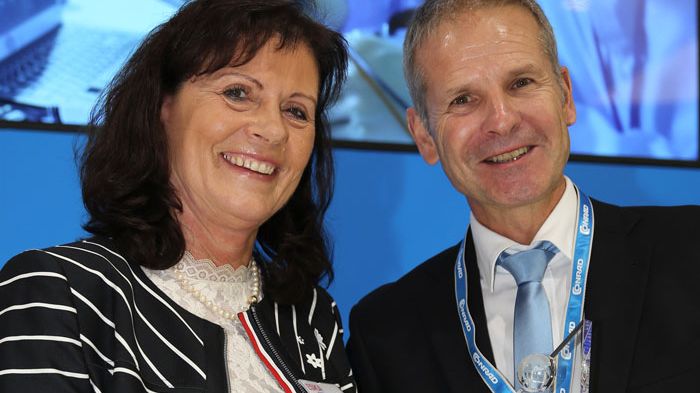 I prisutdelningen deltog Annette Schweizer-Leischner, ägare och VD för ESKA ERICH SCHWEIZER GmbH och Dr. Werner Conrad, ägare och VD för Conrad Electronic.