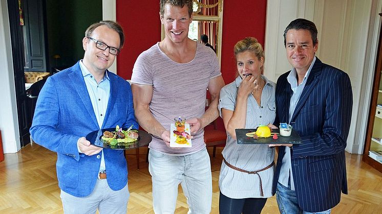 Falk Johne (Saxonia Catering), Kanute Stefan Holtz, Heike Fischer-Jung (Olympiastützpunkt Leipzig) und Moderator Roman Knoblauch präsentieren das Olympiaball-Menü für den 23. Mitteldeutschen Olympiaball