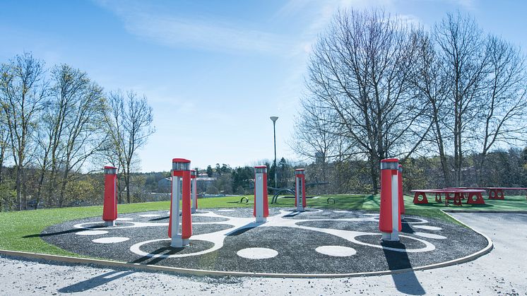 Kringlaskolans ambition var att  inreda skolgården med något som tar liten yta men som ändå kan aktivera många barn. Valet föll på MEMO interaktiv lekplatsutrustning.