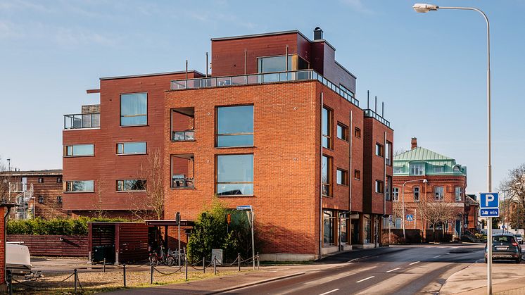 En av fastigheterna har ritats av namnkunnige arkitekten Gert Wingårdh och innehåller både lägenheter och butikslokaler. Foto: Astor Svensson, Objekt360