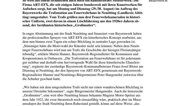 Kunst am Trafo: Historisches Löschfahrzeug am Feuerwehrhaus in Neuötting