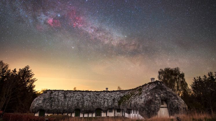 Læsø er kendt både sydesaltet, de unikke tangtage og for sin meget flotte nattehimmel, som fejres den 3. og 4. november med en række arrangementer. Her er det tanggården 'Skoven' i Gl. Østerby. Foto Ruslan Merzlyakov