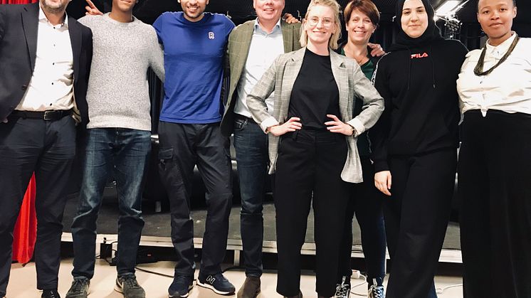 Fra venstre: Bydelsdirektør Tore Olsen Pran, Abdirahman M. Muhumed som har jobb, David Adampour Rema 1000, Jørgen Holst Nordic Choice, leder bydelsutvalget Line Oma, Anita Hole Kiwi, Sara Barzinje Jobbsøkerhjelpen, Nosizwe Baqwa Tøyen Unlimited.