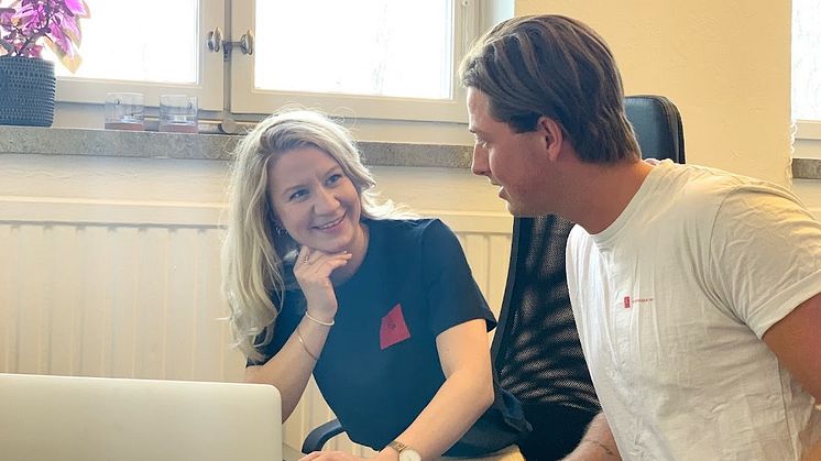 Måleriexperters projektledare Jenny Frejvall i utbildning med målare