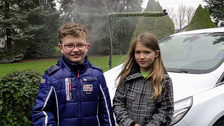 Die Geschwister Daniel (11 Jahre) und Lara (9 Jahre) hatten die großartige Idee, Regenwasser als Scheibenwischwasser wiederzuverwenden