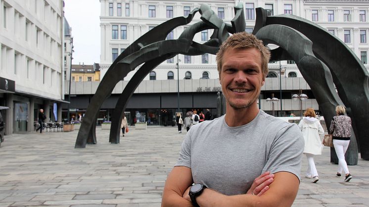 Hjerneforsker Tomas Myklebust ble veldig godt mottatt i et fullstappet Oslo Konserthus.