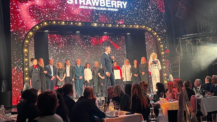 Vise administrende Bjørn Arild Wisth sammen med ansatte i Strawberry