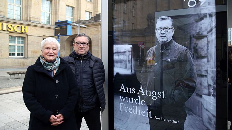 Karin Wieckhorst und Uwe Frauendorf vor einem Plakat der Kampagne "’89. Freiheit zur Veränderung. Menschen in Leipzig" 