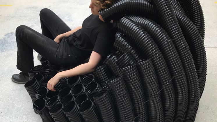 Fåtölj av slang skapad av Chalmers arkitektstudenter