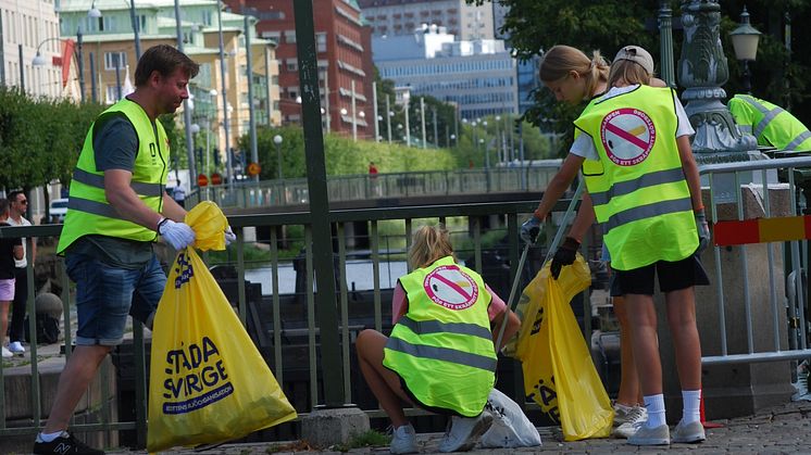 Städande föreningsungdomar och ledare från Fimpkampen sommaren 2019. Foto: Städa Sverige