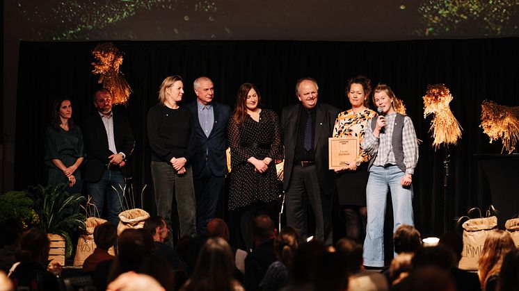 Vinner av hovedprisen, Norsk Gardsost, på scenen under Matprisen 2022. Foto: Matprisen/Magnus Guliksen
