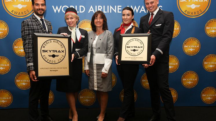 Norwegianin viestintäjohtaja Anne-Sissel Skånvik (keskellä) yhdessä Norwegianin Lontoon Gatwickin tukikohdan työntekijöiden Francesco Sapuppon, Nancy Lily Wheelerin, Agne Zupkaiten ja Marcin Krzywickin kanssa.