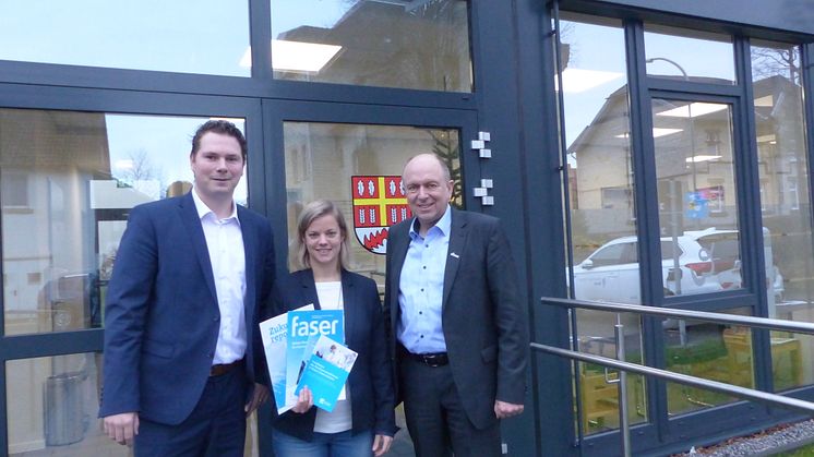 Freudige Verkündung des Ergebnisses in Bad Wünnenberg. Lennart Götte (Projektleiter DG), Jennifer Epp (Koordinatorin Marketing & Kommunikation), Christoph Rüther (Bürgermeister Bad Wünnenberg).
