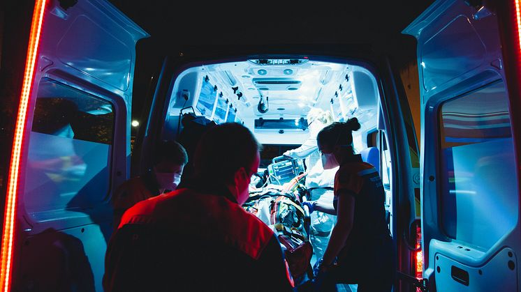 Ambulanssjukvården har inte rätt att veta om de skickas till en potentiellt farlig person. Det vill KD ändra på. Foto: Unsplash/Mat Napo