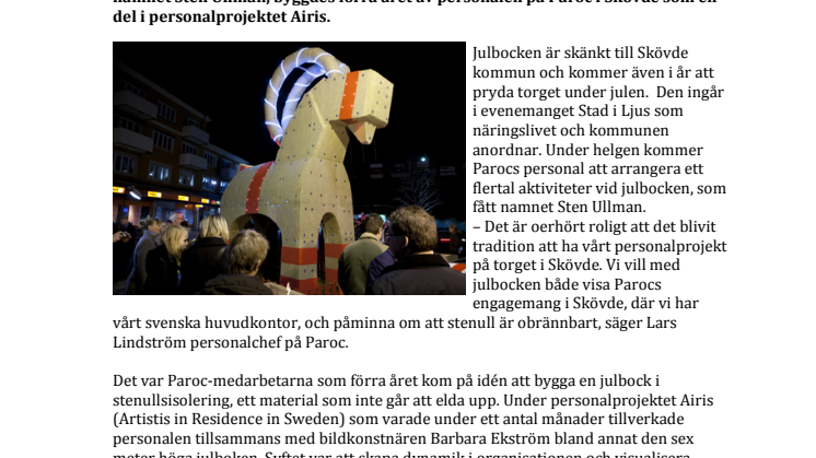Den obrännbara julbocken på plats igen på Hertig Johans torg i Skövde