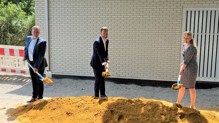 Spatenstich zum Glasfaserausbau in Borken - mit Sicherheitsabstand: Baubeginn für etwa 7.500 weitere Glasfaseranschlüsse in der Stadt Borken.