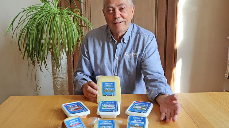 "Greken" ​Vasilios Chatzoudis  lanserar ett helt nytt sortiment grekiska delikatesser på den svenska marknaden.
