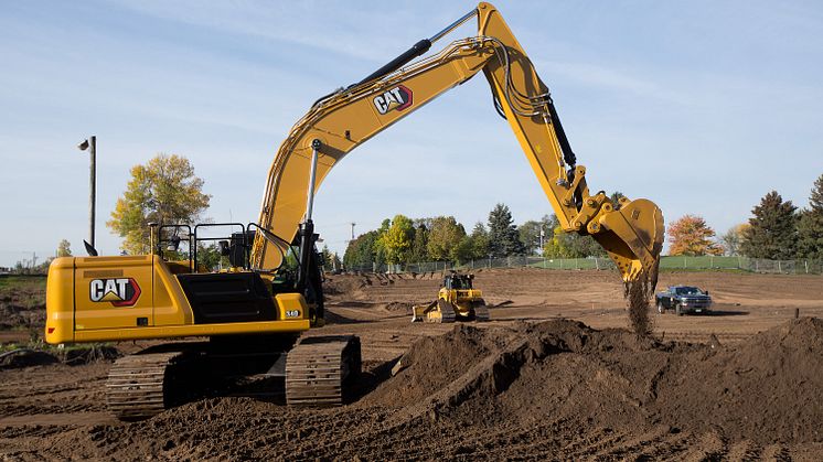 Cat 340 i arbete, från sidan.jpeg