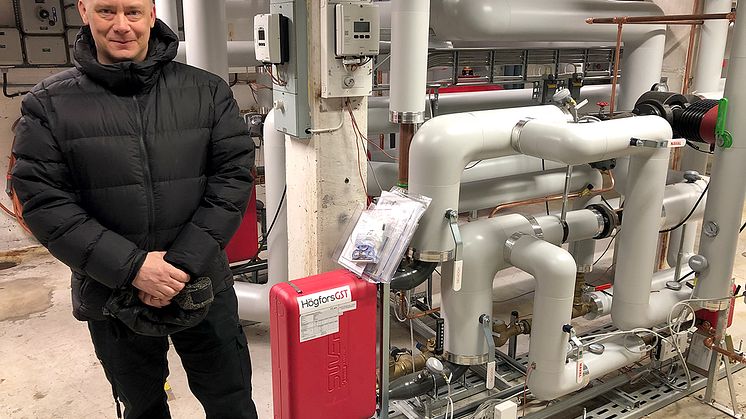 Jonas Pettersson, VVS ingenjör, Piteå kommun, bredvid den nya returvärmeväxlaren som är installerad i Öjeby sport och simhall.  Foto: Halldo Lundgren