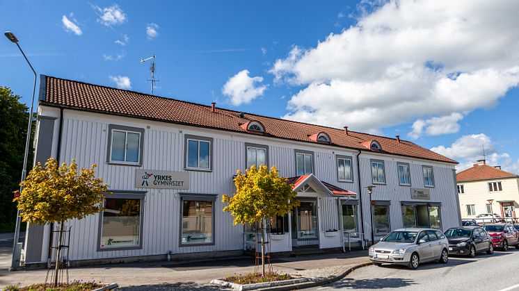 Yrkesgymnasiet huserar i det som tidigare var Hanssons butik i Munkedal. Skolan har fem program och totalt åtta inriktningar. 