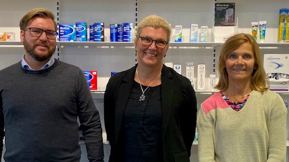 Kronans Apotek utser GSK Consumer Healthcare till årets leverantör 2020. Från vänster; William Fri , Etel Keil Björk, Annica Bengtsson från GSK