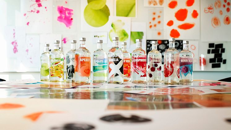 Absolut presenterer et nytt, kunstnerisk og dristig design på hele den smakstillsatte serien med Vodka.