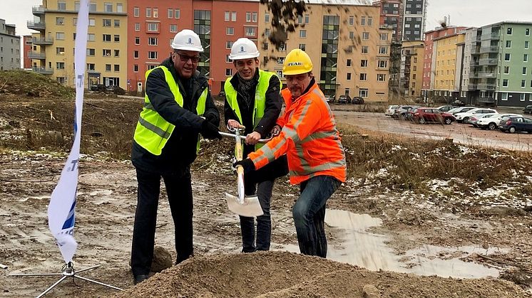 Tornets VD Göran Wendel, Kommunalråd Jesper Brandberg och Christer Stridh, Peab tog tillsammans det första spadtaget.