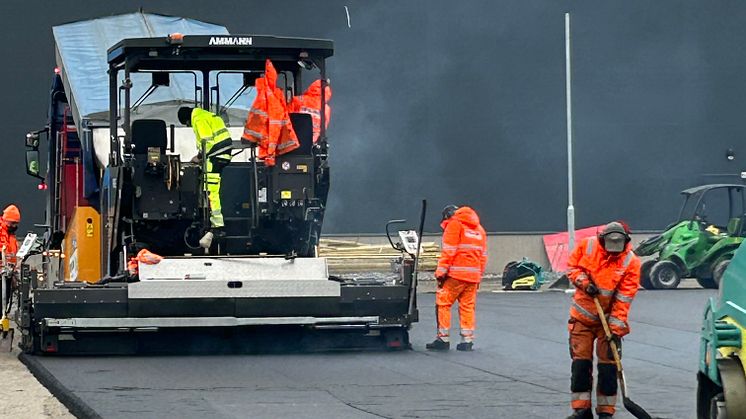 eABG48020 eldriven asfaltläggare hos Peab Asfalt