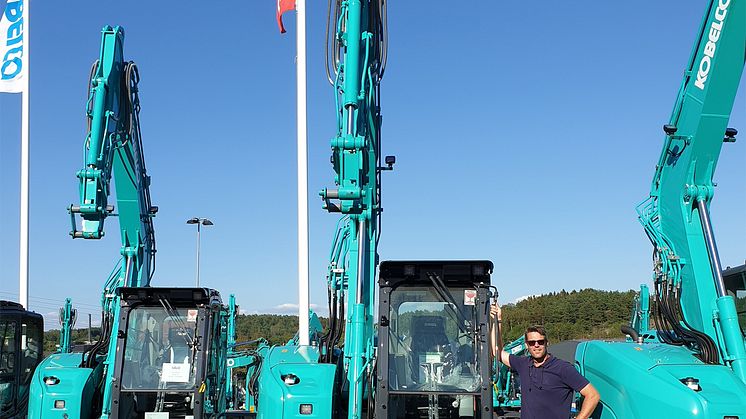 Björn Elander vid Kobelco-grävaren SK 75/7
